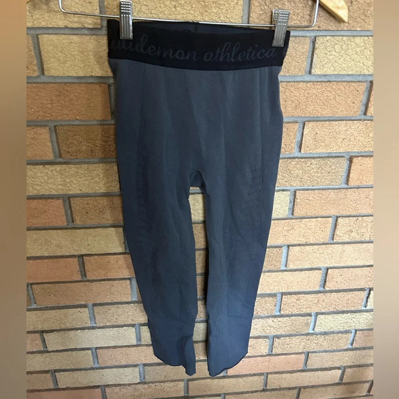 lululemon athletica Pants - Lululemon Compression Seamless Crop Leggings Women's Size XS Logo Waistband Gray